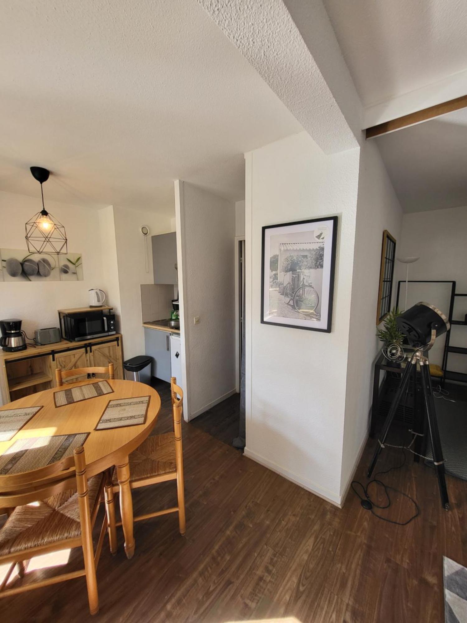 Studio Elegant A Cergy Bagian luar foto