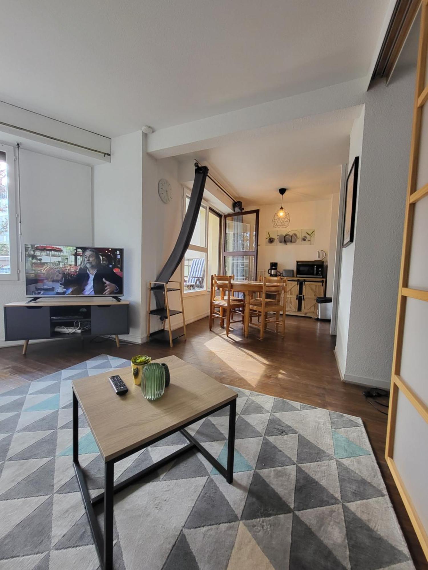 Studio Elegant A Cergy Bagian luar foto