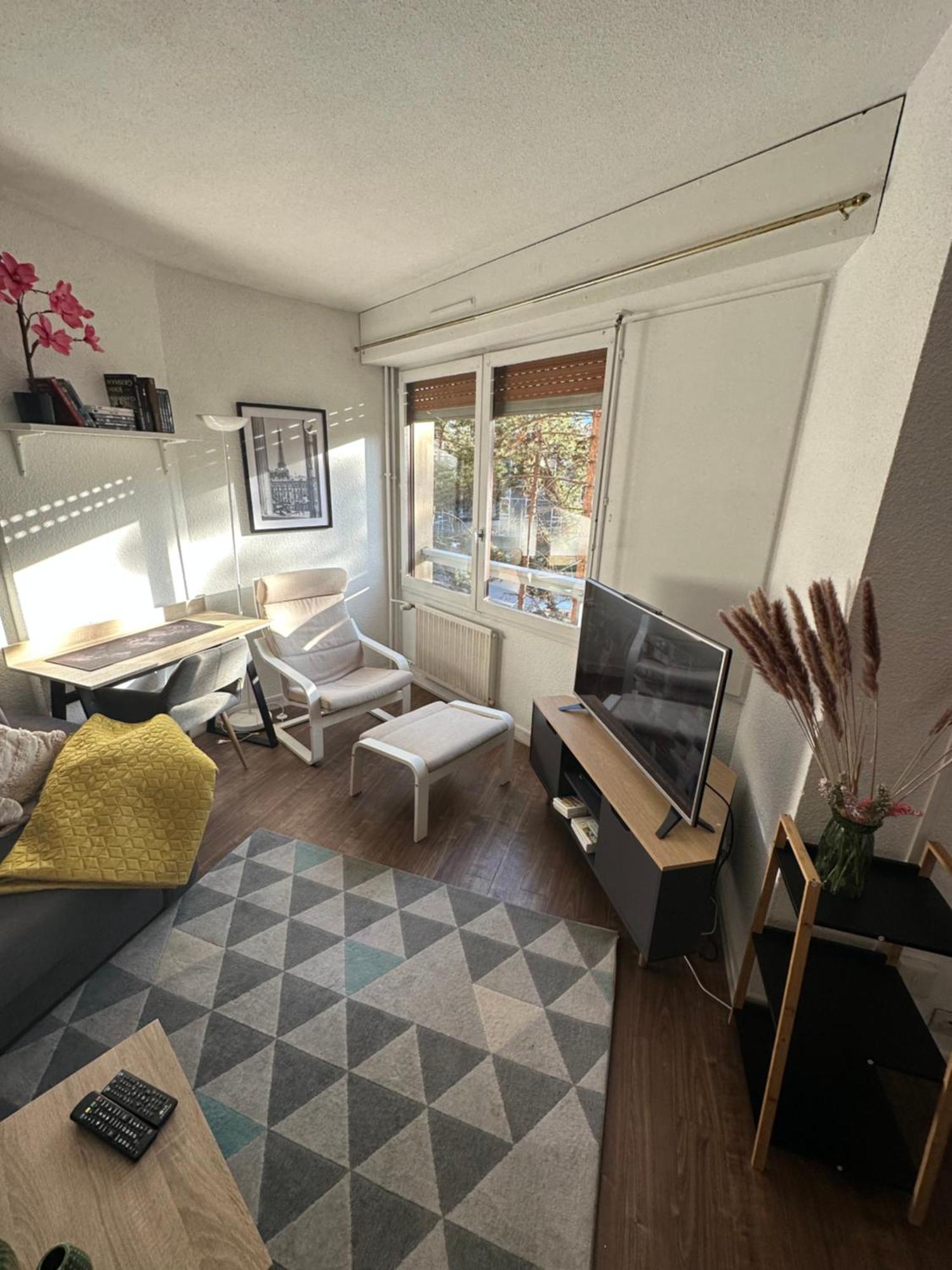 Studio Elegant A Cergy Bagian luar foto