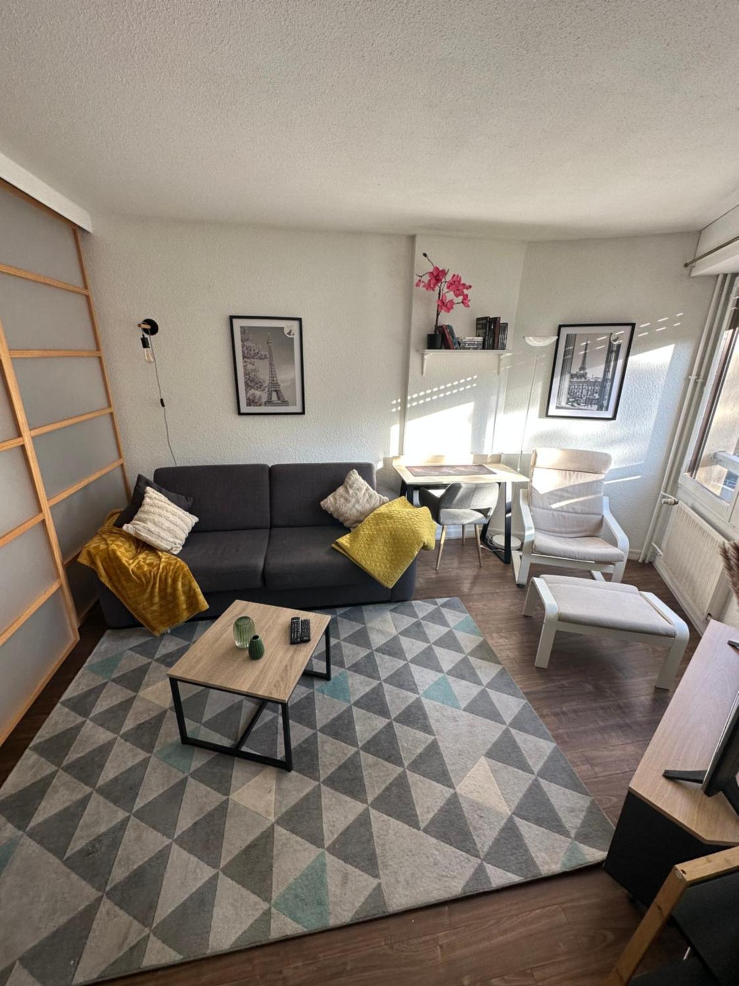 Studio Elegant A Cergy Bagian luar foto