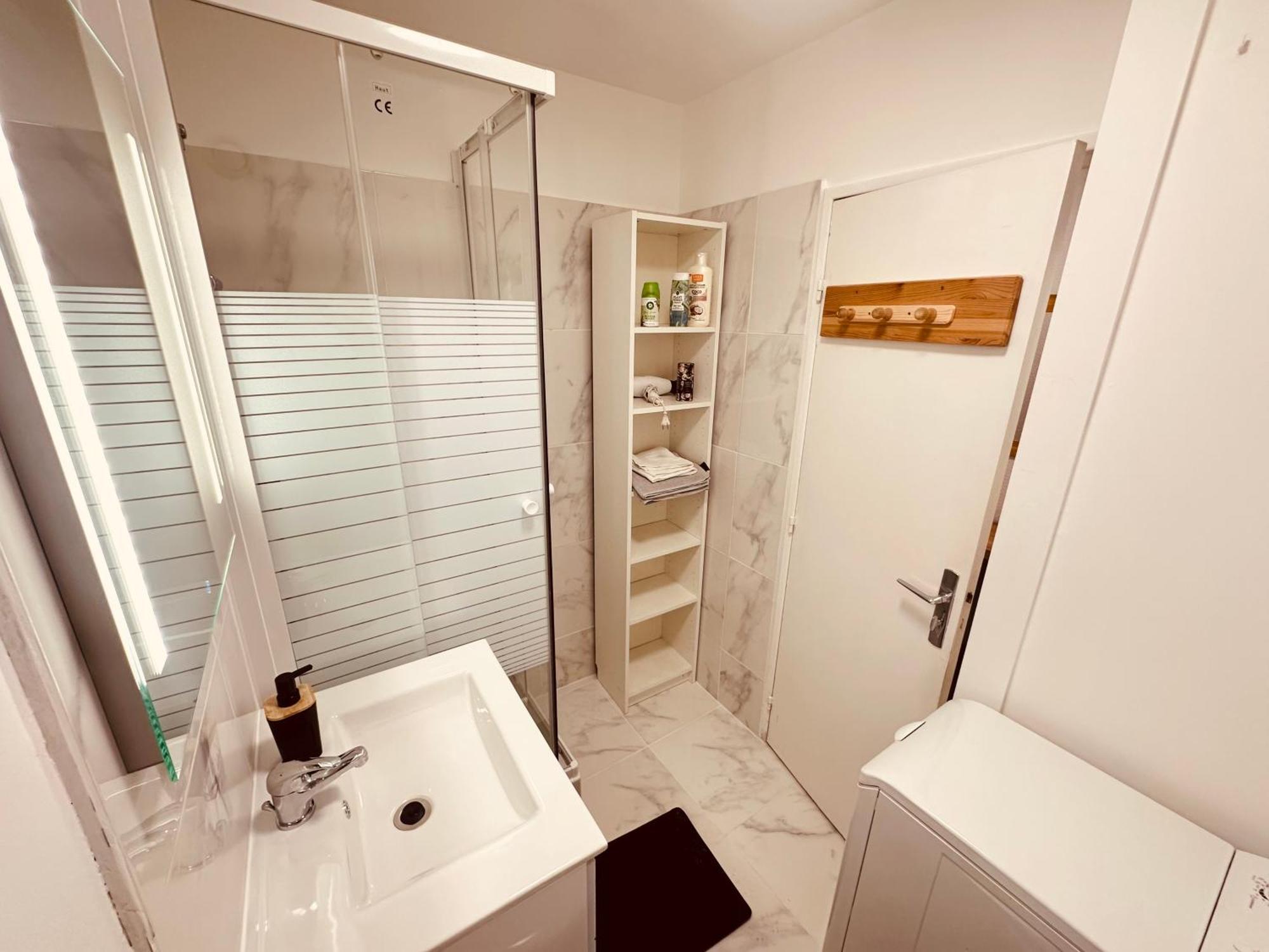Studio Elegant A Cergy Bagian luar foto